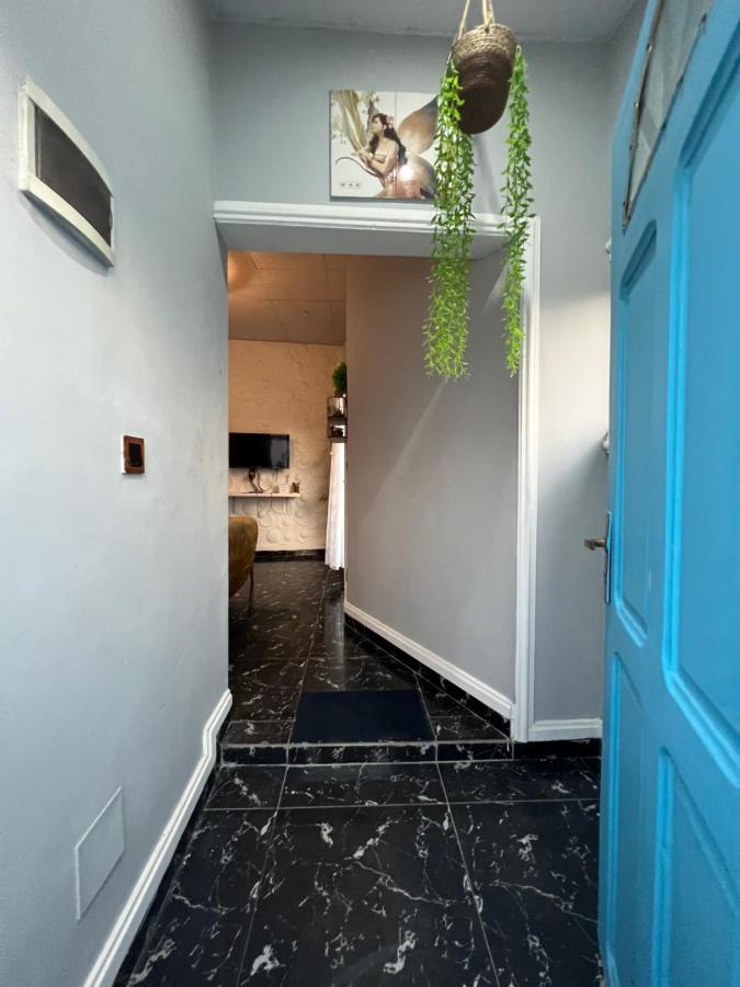 Bel appartement avec petit balcon sympa Porto-Novo Extérieur photo