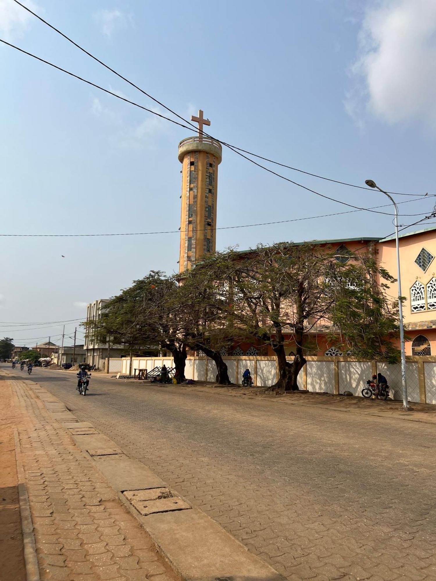Bel appartement avec petit balcon sympa Porto-Novo Extérieur photo